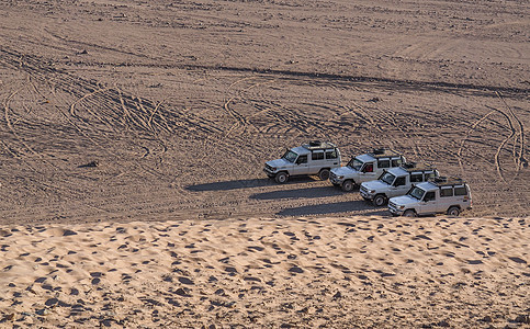 撒哈拉沙漠吉普车队图片