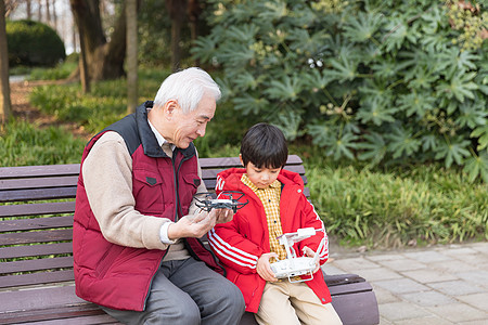 祖孙情爷爷陪孩子玩航模背景图片