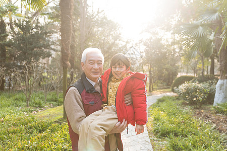 祖孙情夕阳下爷爷抱孙子图片素材