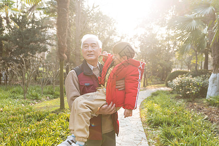 祖孙情夕阳下爷爷抱孙子图片