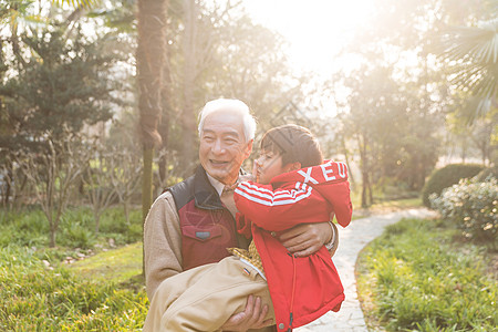 祖孙情夕阳下爷爷抱孙子图片