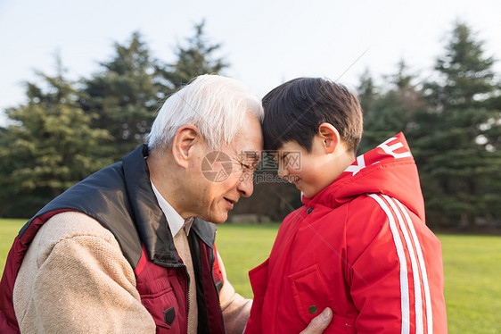 祖孙情爷爷和孙子顶头图片