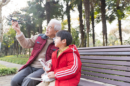 祖孙情爷爷陪孙子玩遥控飞机高清图片