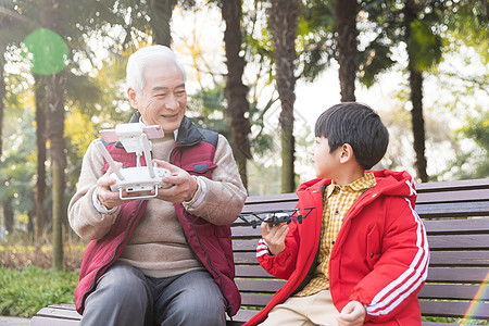 祖孙情爷爷陪孙子玩遥控飞机高清图片