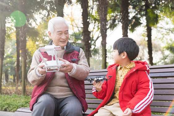 祖孙情爷爷陪孙子玩遥控飞机图片