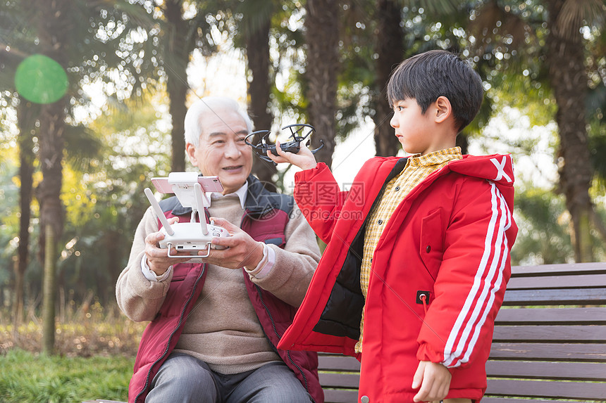 祖孙情爷爷陪孙子玩遥控飞机图片