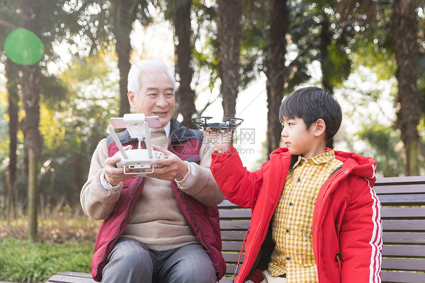 祖孙情爷爷陪孙子玩遥控飞机图片