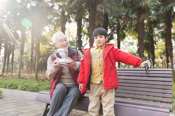 祖孙情爷爷陪孙子玩遥控飞机图片