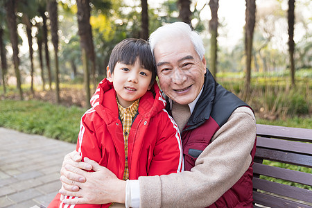 祖孙情爷爷和孙子依偎图片