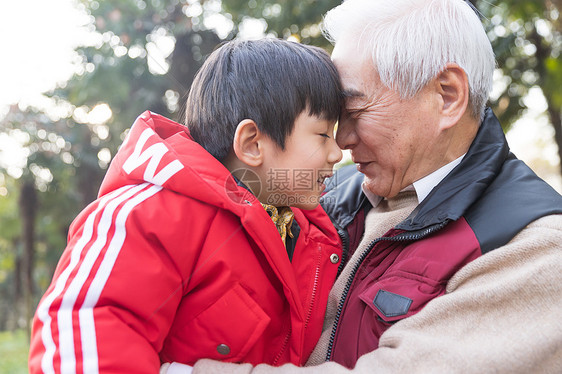 祖孙情爷爷和孙子顶头图片