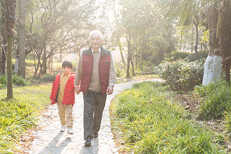 祖孙情夕阳下爷爷牵孙子背影高清背景图片夕阳下的幸福一家高清背景