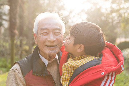 祖孙情夕阳下孙子亲爷爷图片