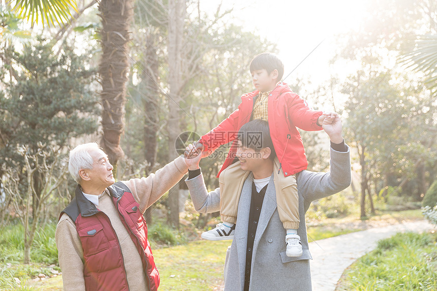 夕阳下祖孙三代