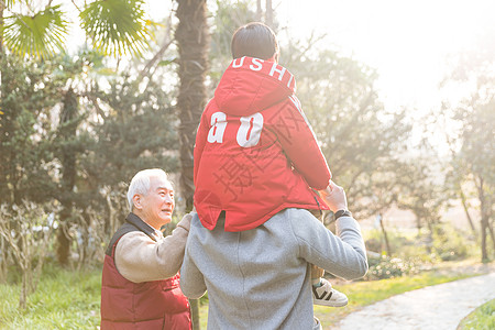 夕阳下祖孙三代图片