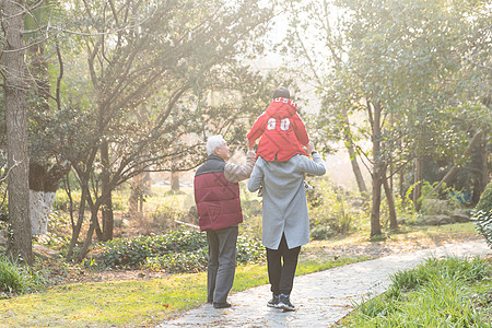 青年人女人和老年人打高尔夫照片  |老年人带着孙女在户外玩耍背景