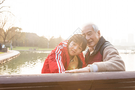 祖孙情夕阳下爷爷和孙子图片素材