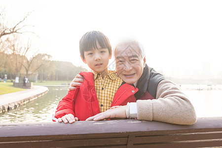 祖孙情夕阳下爷爷和孙子图片