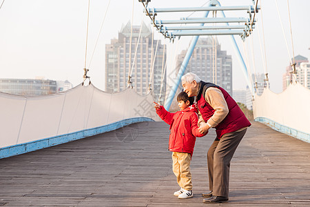 站在桥上的女人祖孙情爷爷和孙子在桥上看风景背景