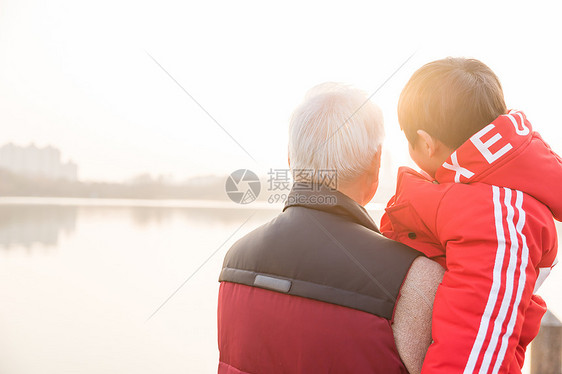 祖孙情夕阳下爷爷抱孙子图片