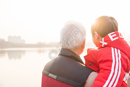 祖孙情夕阳下爷爷抱孙子图片