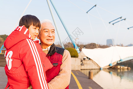 祖孙情夕阳下爷爷抱孙子看风景图片