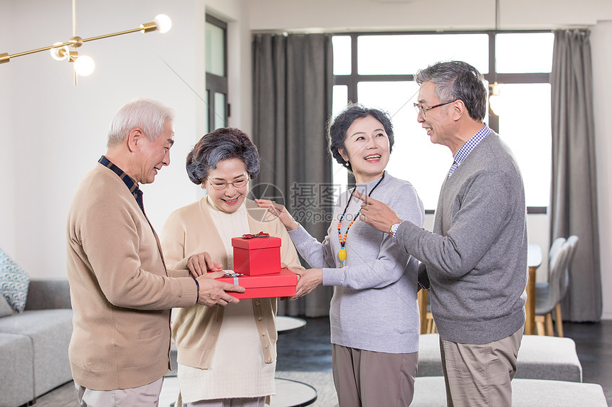 老年朋友相聚送礼图片