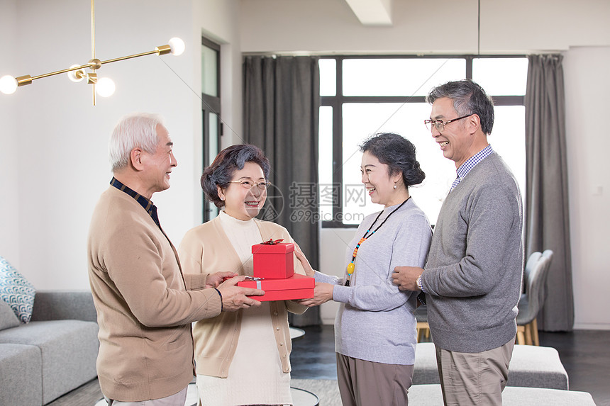 老年朋友相聚送礼图片