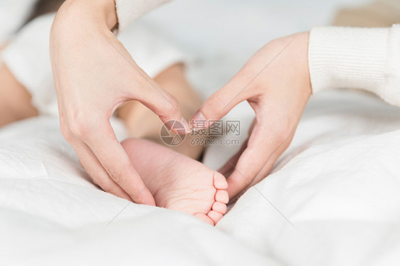 妈妈托着宝宝的小脚丫图片