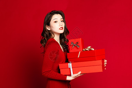 红色女性时尚女性手捧礼品盒背景