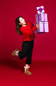 女生抱着礼物盒庆祝图片