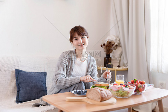 居家女性吃早餐图片