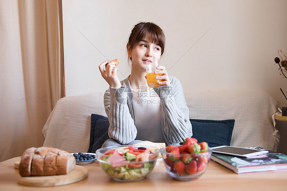 居家女性吃早餐图片