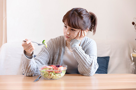 居家女性抗拒吃沙拉图片