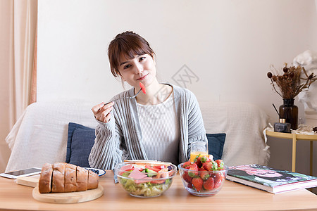 居家女性吃沙拉图片