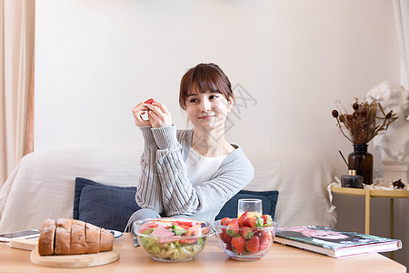 居家女性吃水果高清图片