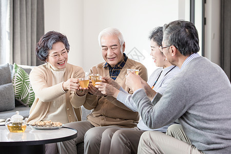 快乐的老年人喝茶聊天图片
