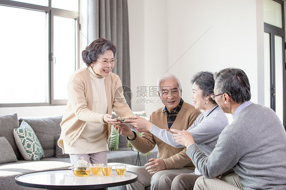 快乐的老年人喝茶聊天图片