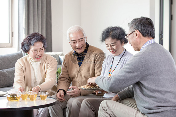 快乐的老年人喝茶聊天图片