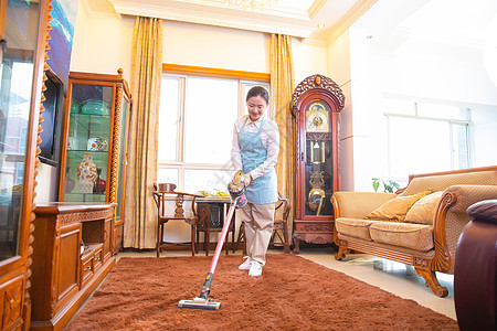 保洁员清洁地毯图片