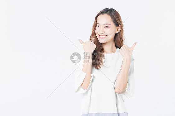年轻女性开心举大拇指图片