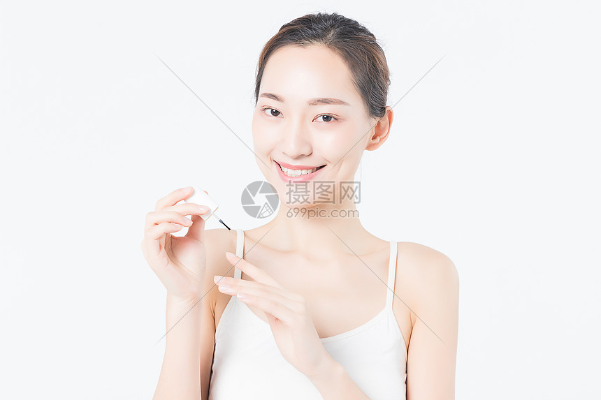 女性美甲涂指甲保护油特写图片