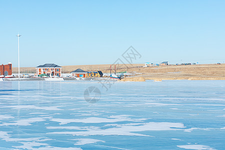 结冰的蓝色湖面图片