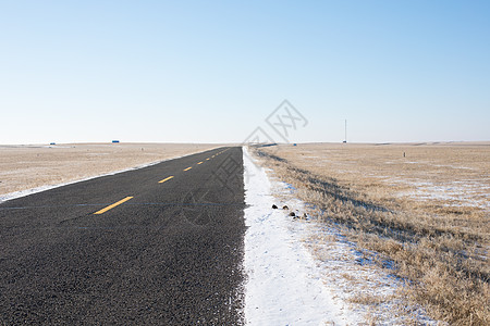 草原平原笔直的公路图片