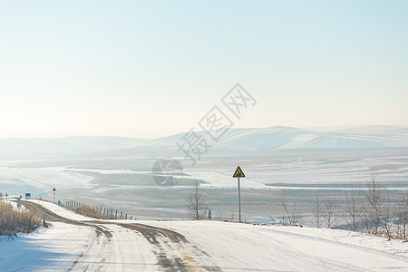 边境公路曲折蜿蜒的雪地公路背景
