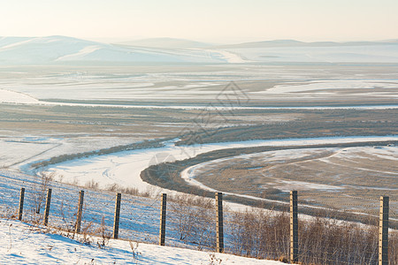 边境线冰封的额尔古纳河图片