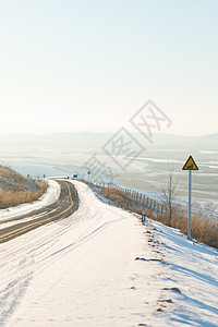 边境公路曲折蜿蜒的雪地公路背景