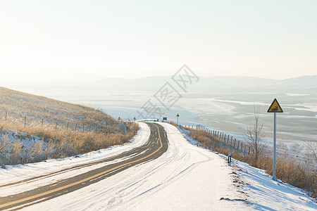 曲折蜿蜒的雪地公路图片