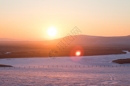 雪原温暖夕阳日落背景图片