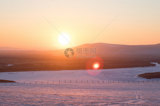 雪原温暖夕阳日落图片