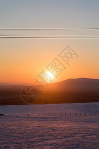 雪原温暖夕阳日落背景图片